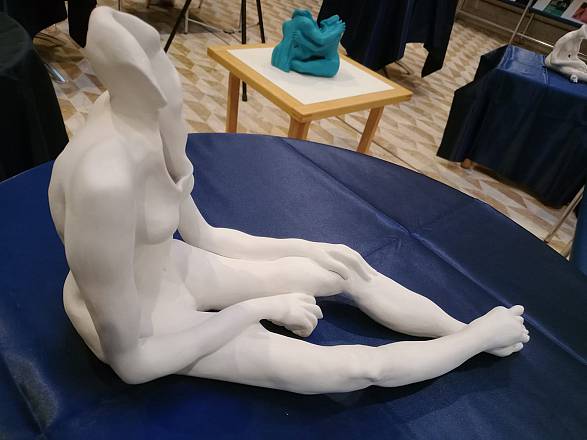 Gli 'abbracci' su tela ed in ceramica, l’arte suggestiva e teatrale di borozan conquista firenze